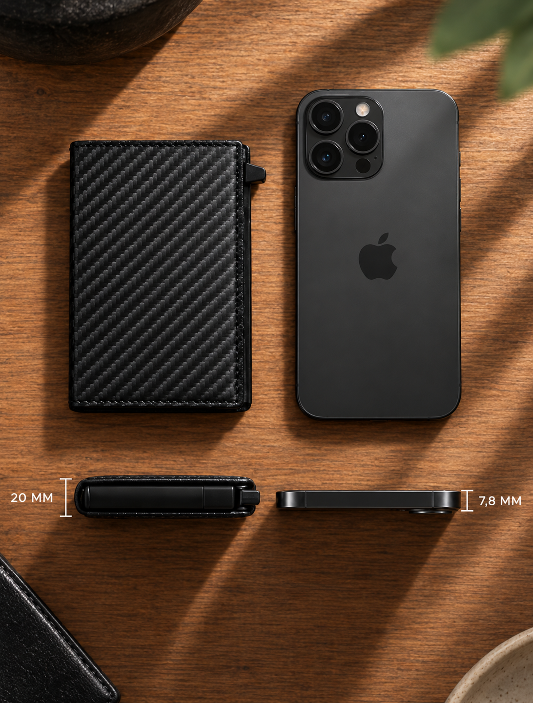 Slim Wallet Pro sammenlignet med en telefon
